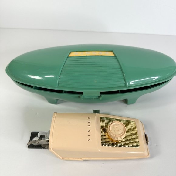 Singer Buttonholer in Case with Cams - Picture 2 of 16